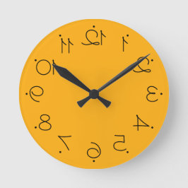 Reloj Redondo Mediano Amarillo Quirky Con Grandes Números Revertidos
