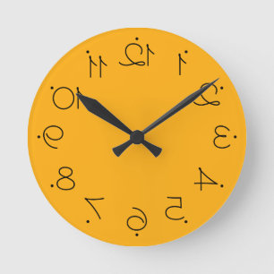 Reloj Redondo Mediano Amarillo Quirky Con Grandes Números Revertidos
