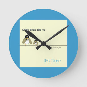 Reloj Redondo Mediano Amarillo y azul brillante: un pequeño birdie conta