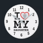 Reloj Redondo Mediano amo a mi hija | Dia divertida del padre<br><div class="desc">Celebra el vínculo especial entre un padre y un hijo con nuestra foto personalizado 24 horas al día, diseñada para el Día del Padre o de la Madre. Esta pieza única combina la funcionalidad con la personalización, lo que le permite mostrar una preciada foto de usted y su hija. Diseñado...</div>