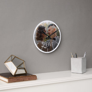 Reloj Redondo Mediano Amor Moderno Monograma Personalizado de Foto de Bo
