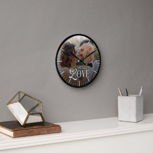 Reloj Redondo Mediano Amor Moderno Monograma Personalizado de Foto de Bo
