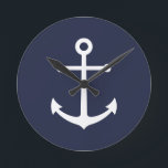 Reloj Redondo Mediano Anclaje azul de la Marina Náutica<br><div class="desc">Reloj Minimalista moderno de pared redonda Náutica con ancla blanca sobre fondo azul marino.

Perfecto como la decoración de una casa de playa,  el regalo de la casa y más.</div>