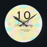 Reloj Redondo Mediano aniversario de boda 10 años nombre pastel amarillo<br><div class="desc">diseños de códigos Qr plantillas sencillas</div>
