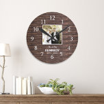 Reloj Redondo Mediano Aniversario de la Boda de fotos personalizada Rust<br><div class="desc">relojes bodas para personalizar con la foto y el apellido de la pareja. El fondo rústico de la madera le da un toque de moda rústica. Un gran regalo para bodas,  aniversarios y el nuevo calentamiento de la casa.</div>