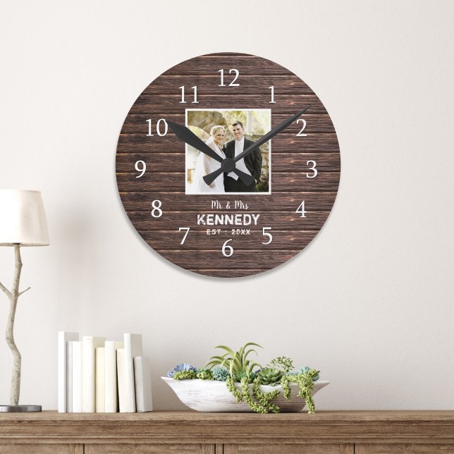 Reloj Redondo Mediano Aniversario de la Boda de fotos personalizada Rust (Rustic Wood Personalized Photo Wedding Anniversary Round Clock)