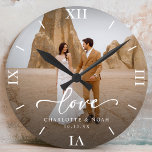 Reloj Redondo Mediano Aniversario de la escritura de amor de la foto bod<br><div class="desc">Celebra el amor con nuestro boda personalizado de guion de amor por la foto 24 horas al día, que cuenta con un guión elegante y un diseño moderno de moda. Este reloj de fotos personalizado muestra maravillosamente tu foto boda favorita, ¡convirtiéndolo en un regalo eterno para recién casados o un...</div>