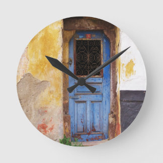 Reloj Redondo Mediano Antigua puerta azul en Mykonos Grecia