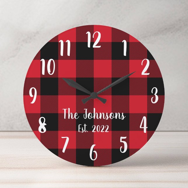Reloj Redondo Mediano Apellido Plaid Búfalo Rojo (Family Name Red Buffalo Plaid Round Clock)