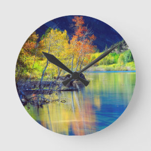 Reloj Redondo Mediano Árbol de abismos en otoño que refleja el lago Gran