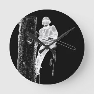 Reloj Redondo Mediano Arborista del cirujano de árbol en la motosierra