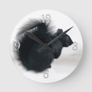 Reloj Redondo Mediano ardilla joven en foto de invierno