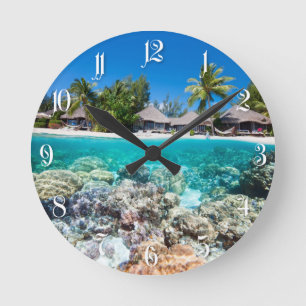 Reloj Redondo Mediano Arrecife de coral y resort tropical