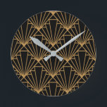 Reloj Redondo Mediano Art Deco<br><div class="desc">Este reloj tiene un diseño Art Déco de diamantes y triángulos en oro sobre un campo de negro.</div>