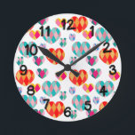 Reloj Redondo Mediano Art Deco Valentine<br><div class="desc">Este reloj de pared tiene un diseño Art Deco de corazones hechos de diamantes en tonos rosas,  azules,  verdes,  dorados y rojos.</div>