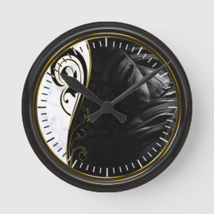 Reloj Redondo Mediano Artísticamente enmarcado en negro, mármol blanco,