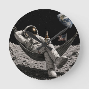 Reloj Redondo Mediano Astronauta relajándose con cerveza en la Luna