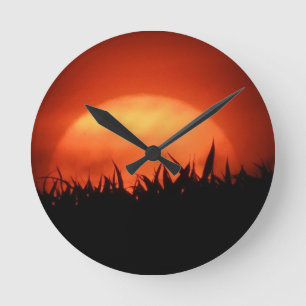 Reloj Redondo Mediano Atardecer rojo detrás de hierba negra