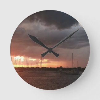 Reloj Redondo Mediano Atardecer y barcos en la imagen del agua