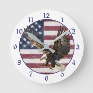 Reloj Redondo Mediano Aterrizaje de águila con bandera angustiada