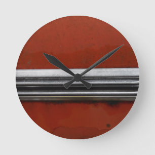 Reloj Redondo Mediano Auto vintage de Junk Yard, pintura antigua roja y