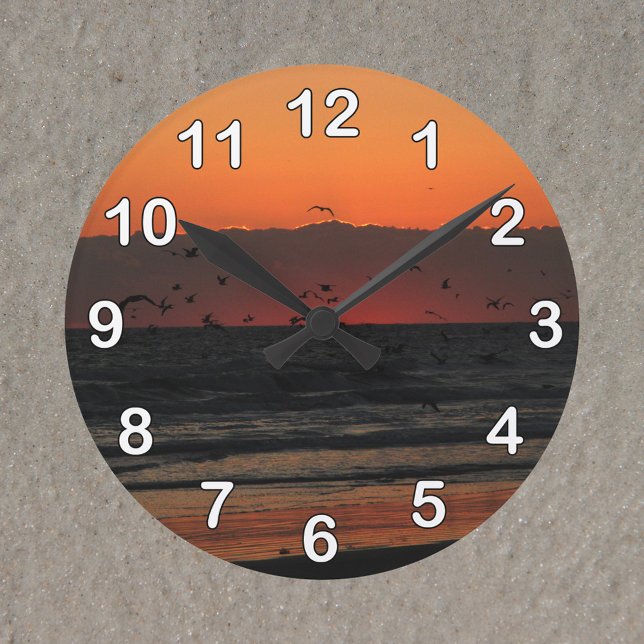 Reloj Redondo Mediano Aves volando sobre la foto del amanecer del océano (A clock with a photo of birds flying over the ocean during sunrise.)