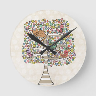 Reloj Redondo Mediano Aves y búhos de gato en un Ilustracion de árbol