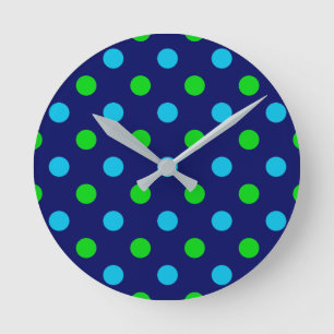 Reloj Redondo Mediano Azul y Verde sobre Patrón de Lunares Azul Marino