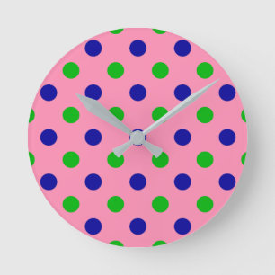 Reloj Redondo Mediano Azul y Verde sobre Patrón de Lunares Rosados 
