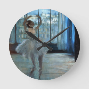 Reloj Redondo Mediano Bailarín de Edgar Degas el   delante de una