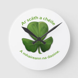 Reloj Redondo Mediano Bajo el refugio del otro, la gente sobrevive