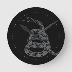 Reloj Redondo Mediano Bandera Gadsden No Pises en Mí Gris