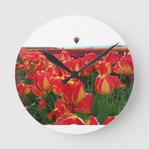 Reloj Redondo Mediano Banja Luka Tulips en un campo con globo de aire ca