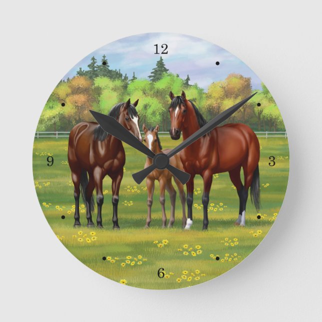 Reloj Redondo Mediano Barrio Marrón De Caballos En Pasto De Verano (Anverso)
