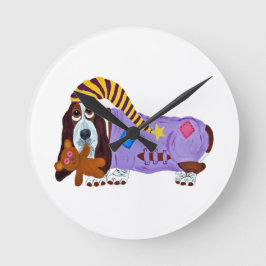 Reloj Redondo Mediano Basset Hound con pijama y oso de peluche
