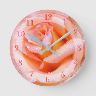 Reloj Redondo Mediano Beautiful Pink Raindrop Sprinkled Rose