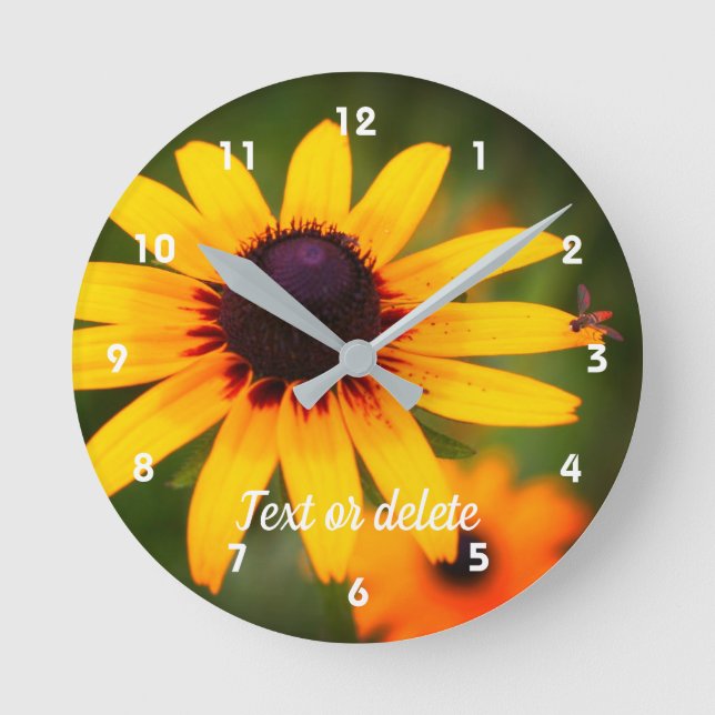 Reloj Redondo Mediano Bee On Black Eyed Susan Flower Personalized  (Anverso)