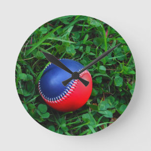 Reloj Redondo Mediano Béisbol rojo y azul con la costura blanca