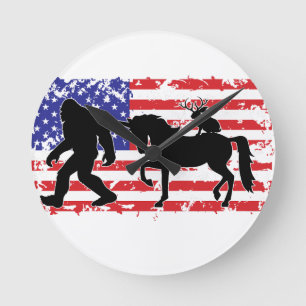 Reloj Redondo Mediano Bigfoot, Unicornio y Jackalope en la bandera estad