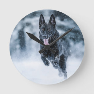 Reloj Redondo Mediano Black German Shepherd in snow Duvet Cover