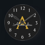 Reloj Redondo Mediano Black Gold Modern Script Girly Monograma Nombre<br><div class="desc">Reloj de nombres de monograma simple de escritura negro y dorado. Esto hace el regalo perfecto dulce de 16 años,  boda,  ducha de novia,  aniversario,  ducha de bebé o fiesta de soltera para alguien que ama el lujo glam y los estilos de moda.</div>