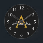 Reloj Redondo Mediano Black Gold Modern Script Girly Monograma Nombre<br><div class="desc">Reloj de nombres de monograma simple de escritura negro y dorado. Esto hace el regalo perfecto dulce de 16 años,  boda,  ducha de novia,  aniversario,  ducha de bebé o fiesta de soltera para alguien que ama el lujo glam y los estilos de moda.</div>