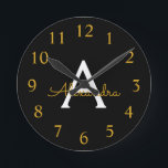 Reloj Redondo Mediano Black Gold Modern Script Girly Monograma Nombre<br><div class="desc">Reloj de nombres de monograma de escritura simple en negro y dorado. Esto hace que el dulce perfecto cumpleaños 16,  boda,  ducha de novia,  aniversario,  ducha de bebé o fiesta de soltera sea regalo para alguien que ama el lujo glam y los estilos de moda.</div>