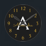 Reloj Redondo Mediano Black Gold Modern Script Girly Monograma Nombre<br><div class="desc">Reloj de nombres de monograma de escritura simple en negro y dorado. Esto hace que el dulce perfecto cumpleaños 16,  boda,  ducha de novia,  aniversario,  ducha de bebé o fiesta de soltera sea regalo para alguien que ama el lujo glam y los estilos de moda.</div>
