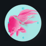 Reloj Redondo Mediano Blue Pop Art Pink Goldfish Moderno<br><div class="desc">Un pez dorado rosa sobre un bloque de color sólido azul. Una gran imagen de un pez para colorear las paredes o como un reloj de pared único.</div>