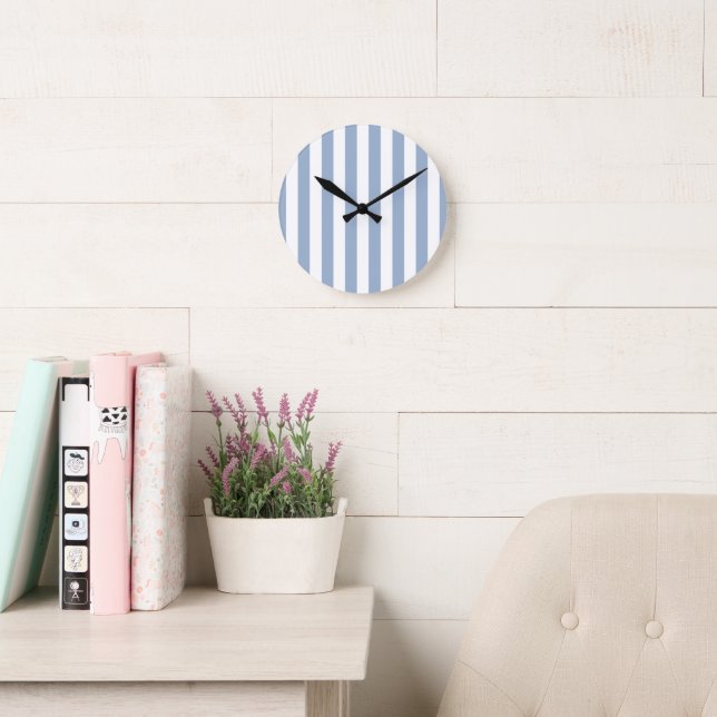 Reloj Redondo Mediano Blue & White Stripe Clock (Sala de lectura)