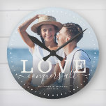 Reloj Redondo Mediano Boda de amor de citas modernas foto guión de recie<br><div class="desc">Reloj de fotos de moda moderna y personalizado con escritura a mano y tipografía moderna leyendo: 'El amor conquista todo ' junto a sus nombres personalizados y fecha boda. Personaliza tu foto e información favorita. ¡Un gran regalo para los recién casados, un aniversario o un El día de San Valentín!...</div>