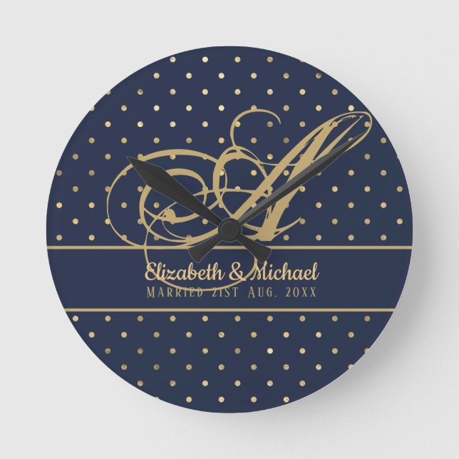 Reloj Redondo Mediano Boda de Monorgam Navy Blue Gold Polkadot Newlyweds (Anverso)