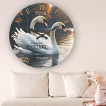 Reloj Redondo Mediano Boda Romantic Swans<br><div class="desc">Reloj de pared con una pintura de dos cisnes. Los números de reloj romanos clásicos se pueden borrar si no los necesitas. Como los cisnes son conocidos por permanecer juntos durante toda su vida,  este es un hermoso regalo para un boda o aniversario.</div>