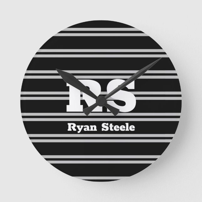 Reloj Redondo Mediano Bold White Monogram & Name, Lt Grey Lines on Black (Anverso)